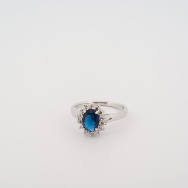 Anello Kate con zircone blu zaffiro e contorno zirconi bianchi