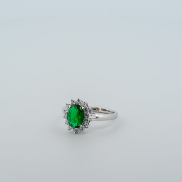 Anello Kate con zircone verde smeraldo e contorno zirconi bianchi