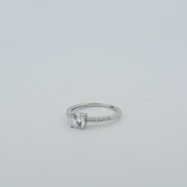 Anello solitario mm 5 con zirconi sul gambo 1 pezzo per confezione