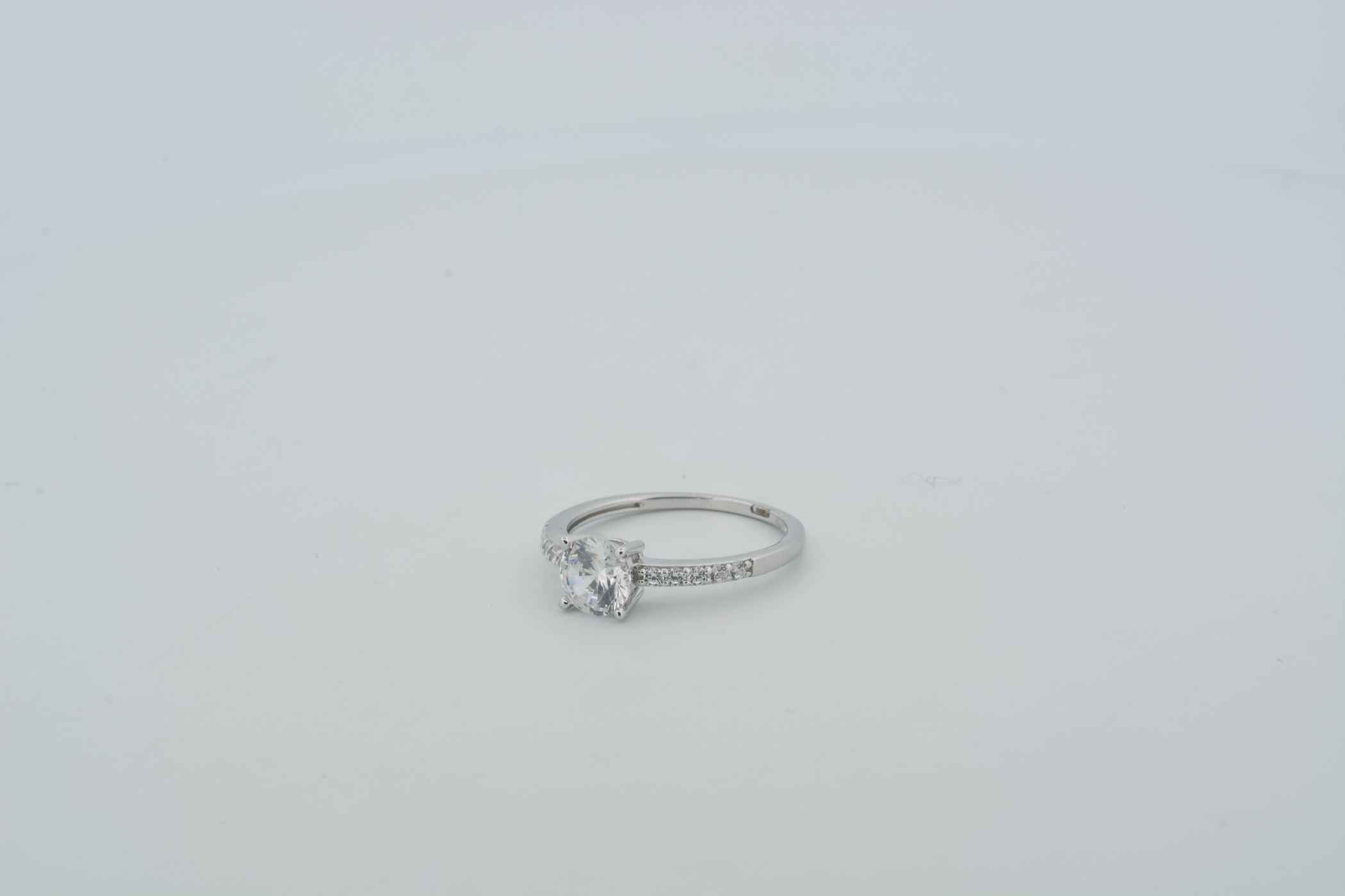 Anello solitario mm 5 con zirconi sul gambo 1 pezzo per confezione